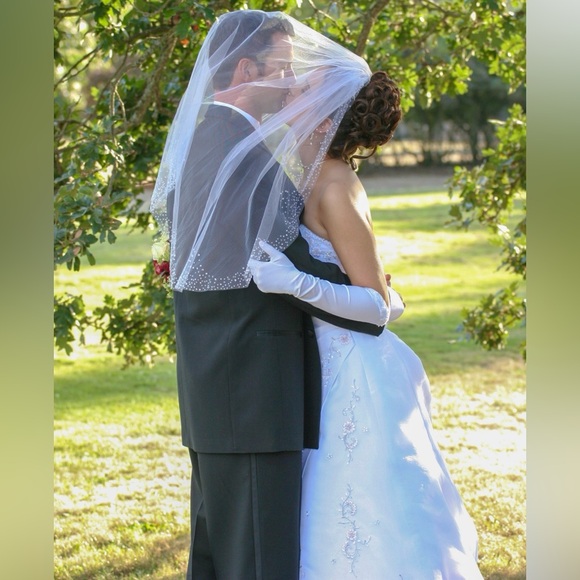 (BUNDLE!) 😍🔥 Wedding Dress, Underskirt, Veil and Bridal Gloves 🥹✨ - Picture 2 of 13